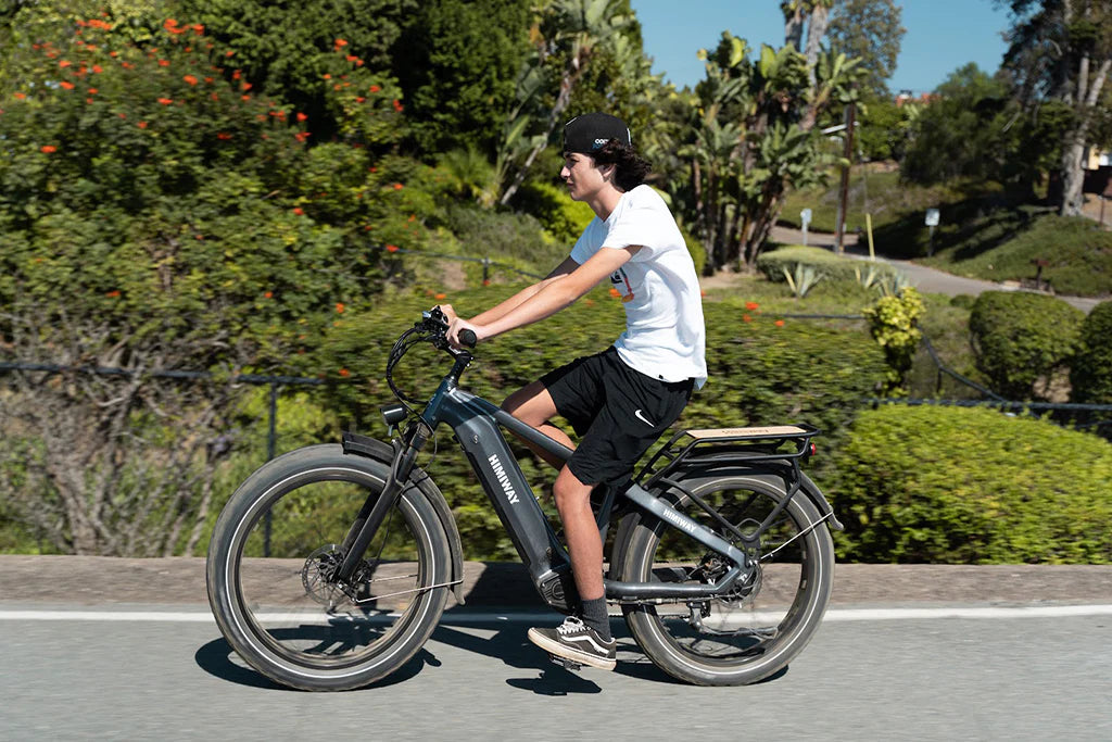 Teenager auf eine E-Bike/E-Fatbike im Sommer